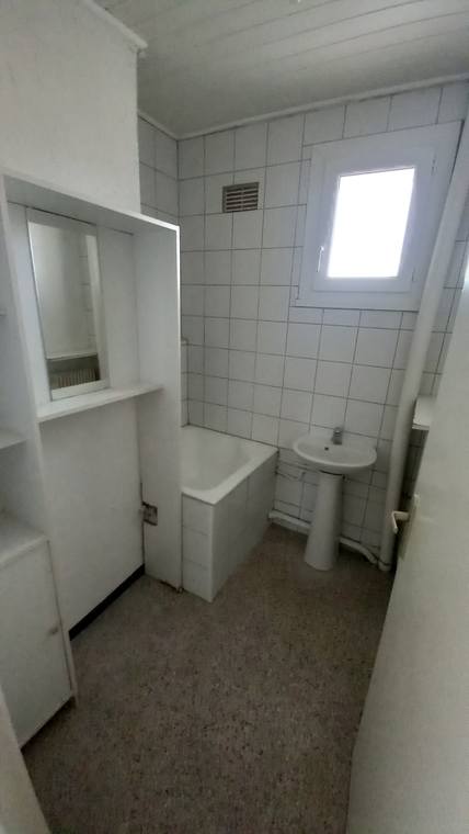Salle de bain avant rénovation locatif